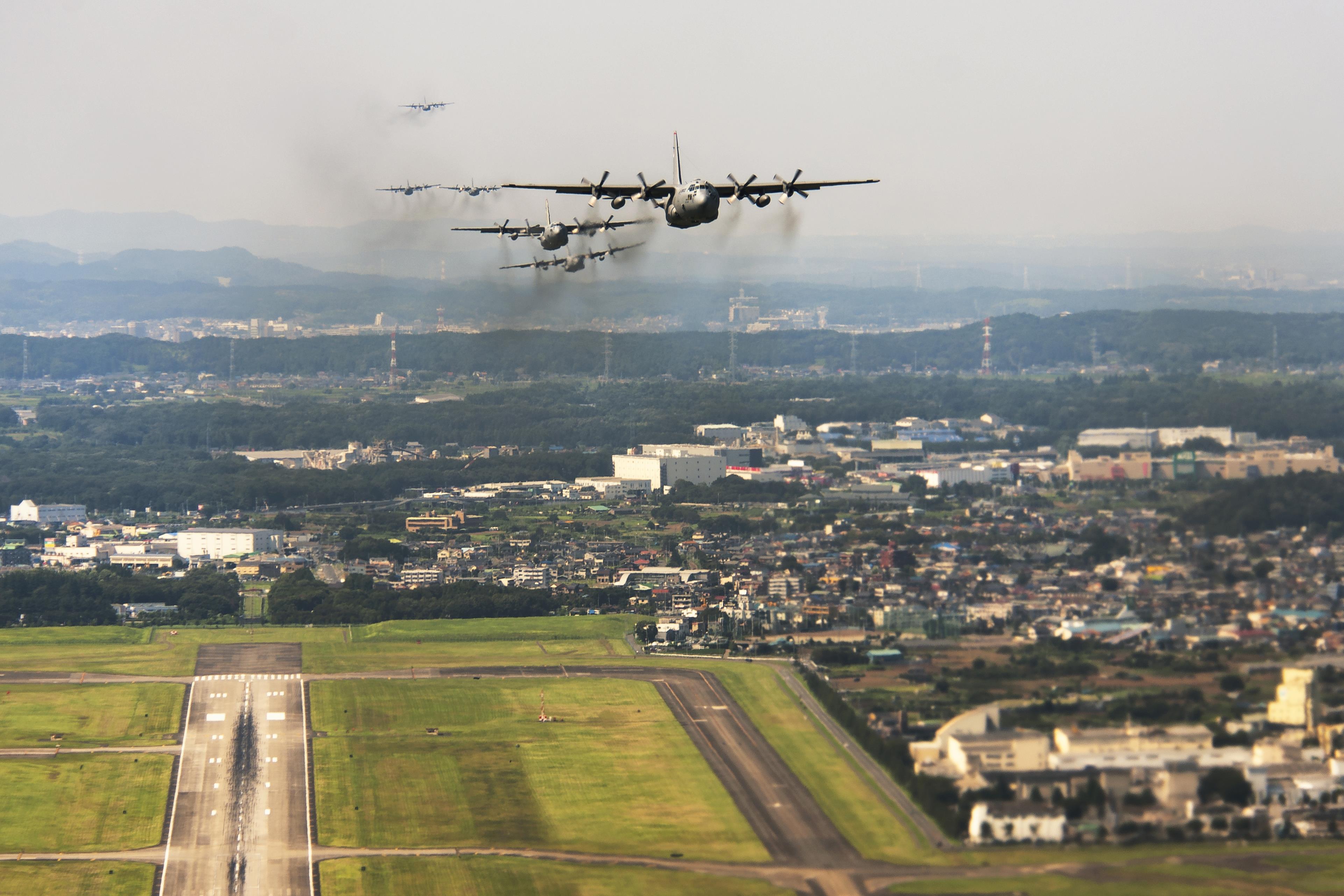 美军横田空军基地,地面以上对日本人禁飞从2500米到7000米不等