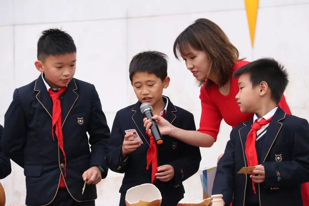 典礼上,麦副校长作开学致辞,她和全校师生回顾了上学期的各项工作和