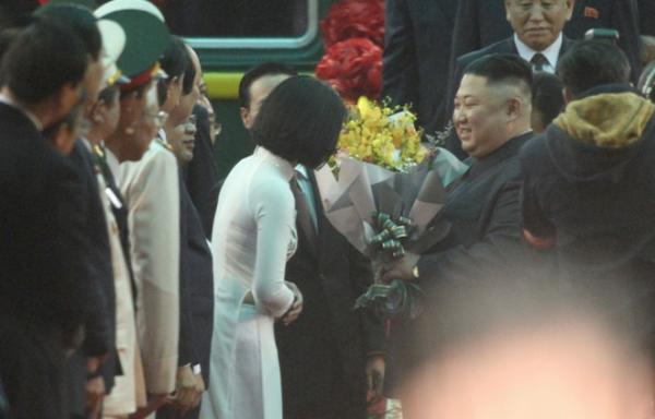 為金正恩獻花的越南女學生引發關注：一天前被選中、主修中文 國際 第1張