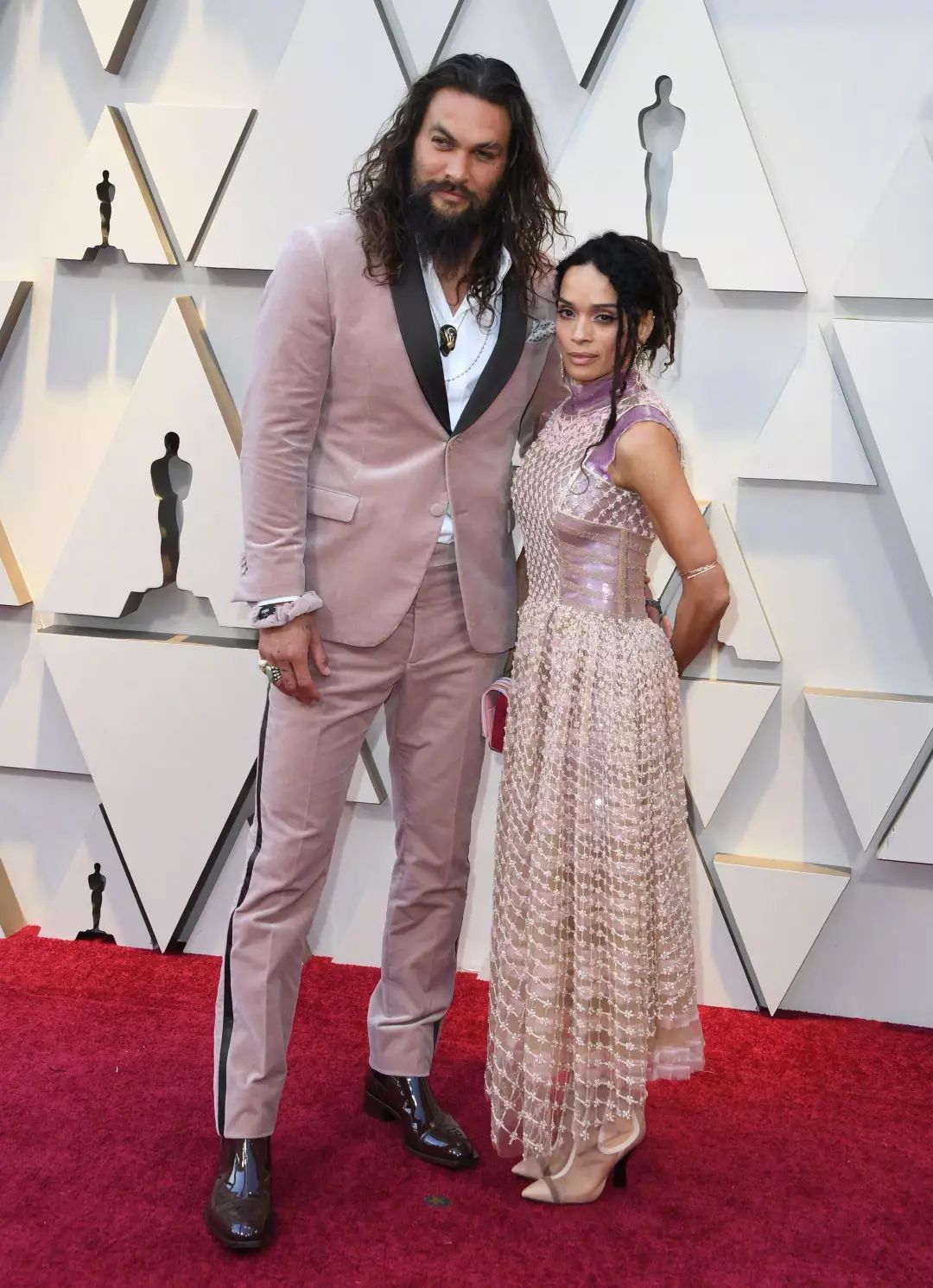 momoa(杰森·莫玛)与爱妻 lisa bonet(莉莎·博内特 ),简直是最萌身高