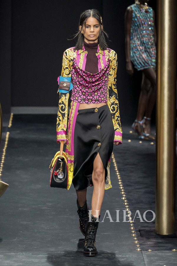 范思哲 (versace) 2019秋冬女装秀,海报带你亲临米兰时装周