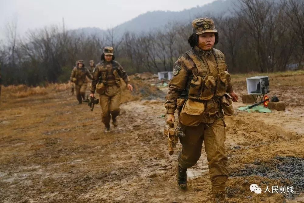 满地的积水 她们二话不说 撸起袖子就冲锋 风雨泥泞又一仗 看着女兵