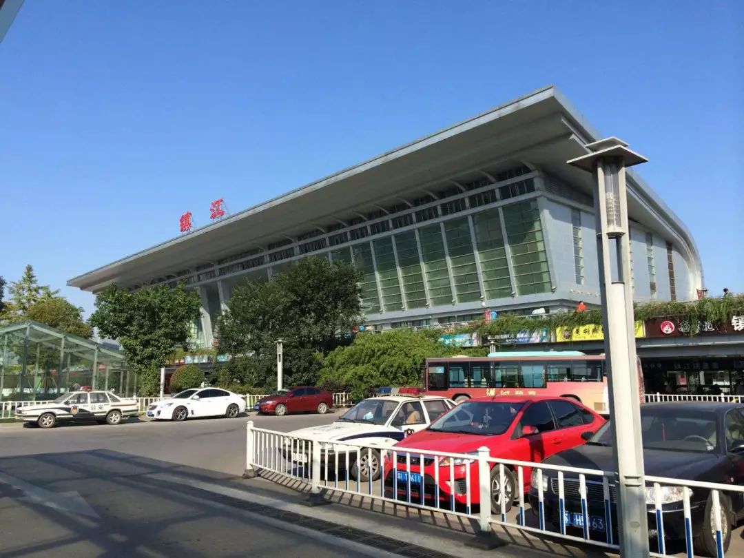 镇江火车站南广场312国道,222省道,沪宁高速公路和润扬长江公路大桥