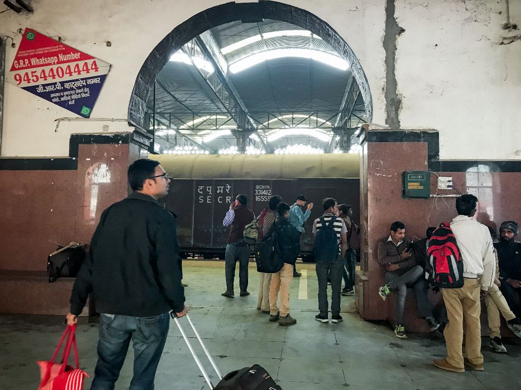 原創
            印度旅行火車站實拍：火車上並沒有掛人，倒是不少猴子在車頂亂竄 旅遊 第2張