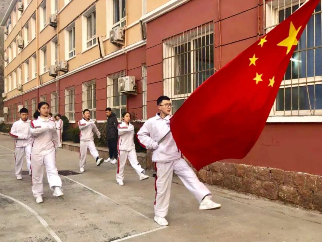 清晨,超银中学(广饶路校区)的师生迎来了新学期的开学典礼.