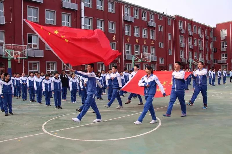 春风暖阳拂面,师生精神抖擞,航天校区新学期开学典礼在学校操场举行.