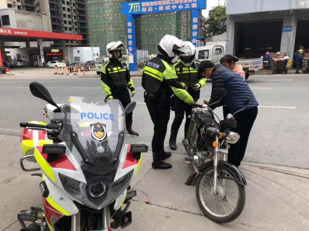 巡逻的路上 一男子驾驶无证无牌且没戴头盔的摩托车 一辆粤b牌重型