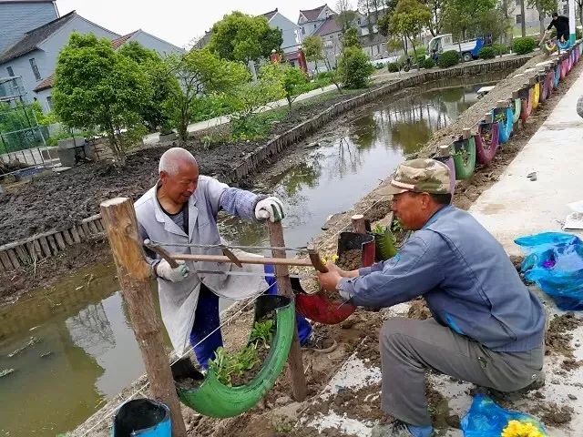 将废旧的轮胎收集起来,对其进行切割,粉刷,组合,转眼变成了一件件精美