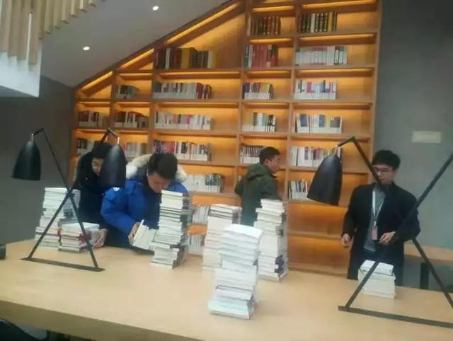 为满足读者需求,靖江市图书馆对容湖书房图书进行首次更新
