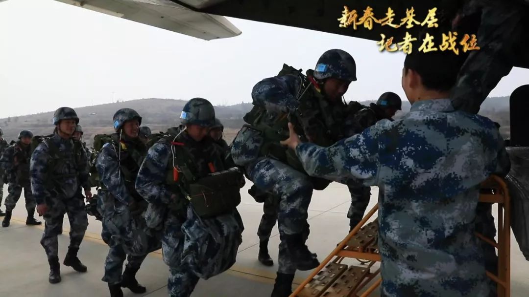 新春走基层记者在战位空降兵某旅全装跳伞全要素空投贴近实战