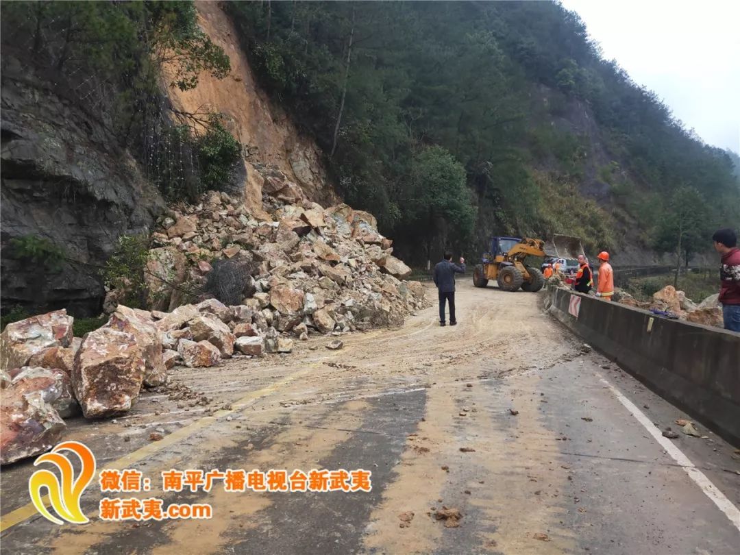 刚刚单幅路面抢通国道528线建瓯川石路段发生溜方