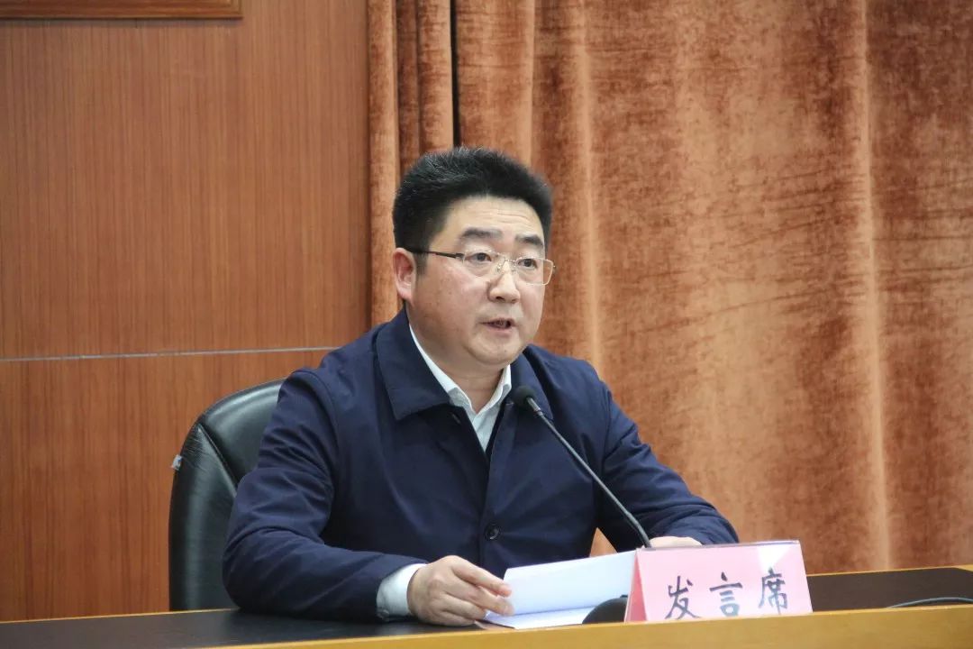 会上,镇江市教育局局长刘元良介绍了镇江市"坚持"五个为主"发展模式