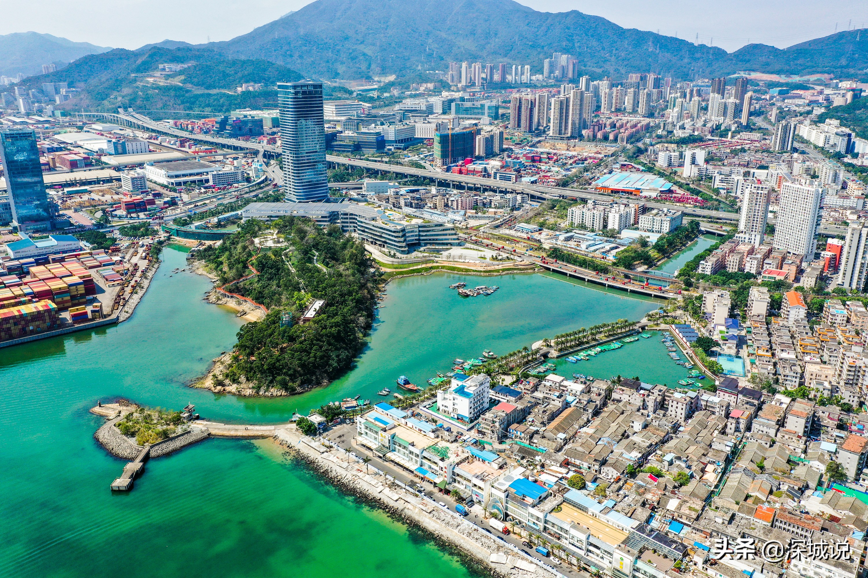 航拍深圳盐田区:大海蔚蓝港口航运繁忙,海鲜街背后藏着昔日旧墟