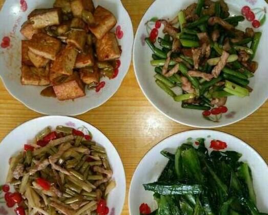 同是给孩子做饭,孙子和孙女差距一目了然,网友:区别待遇真伤心