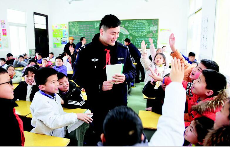 湖北潜江:铁路警察进校园讲安全,小学生踊跃提问