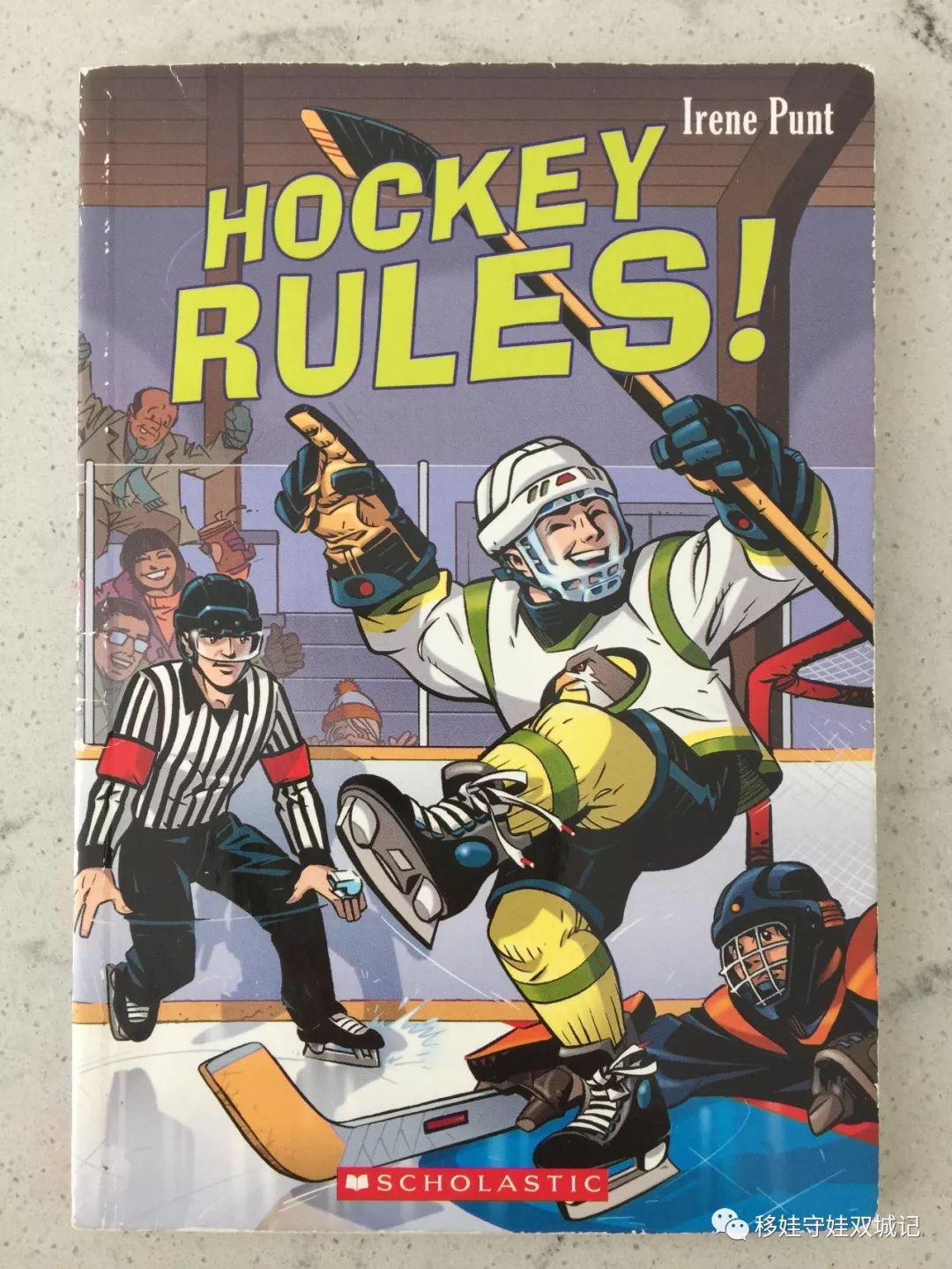 向大家再 推荐一本冰球规则书:《hockey rules!》,也是小奥喜欢的.
