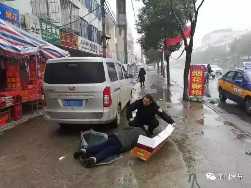 【暖新闻】沙洋小伙儿,你单膝跪地,雨中撑伞的样子真帅!