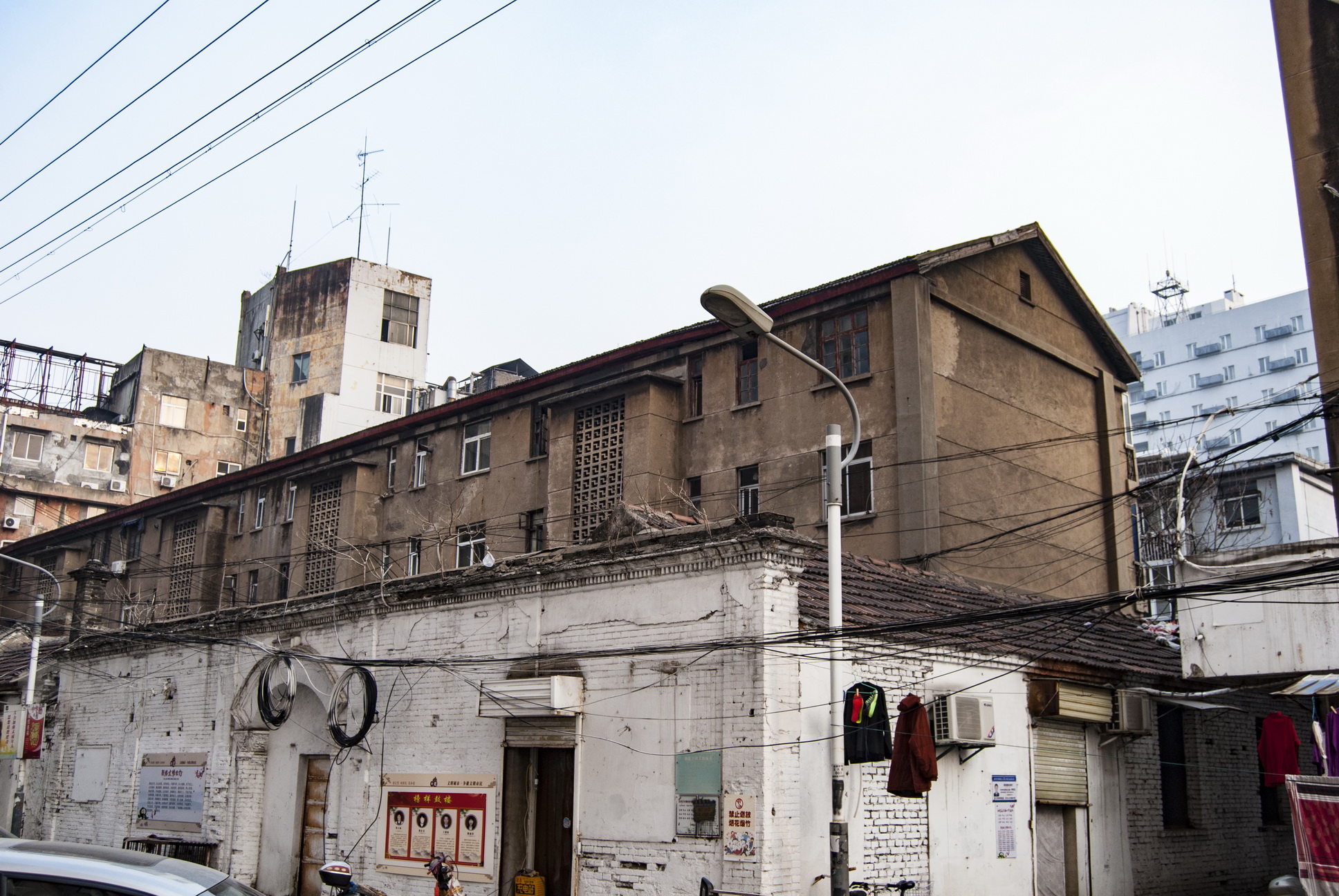 前行不远处,穿过密集的楼房就是复兴北路,这里异常拥挤.