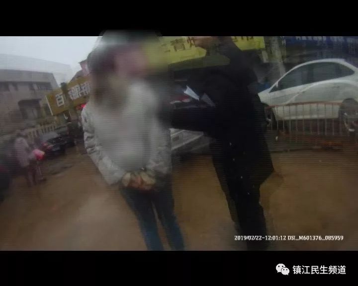 警察强行摘别人口罩_警察卡通图片戴口罩(2)