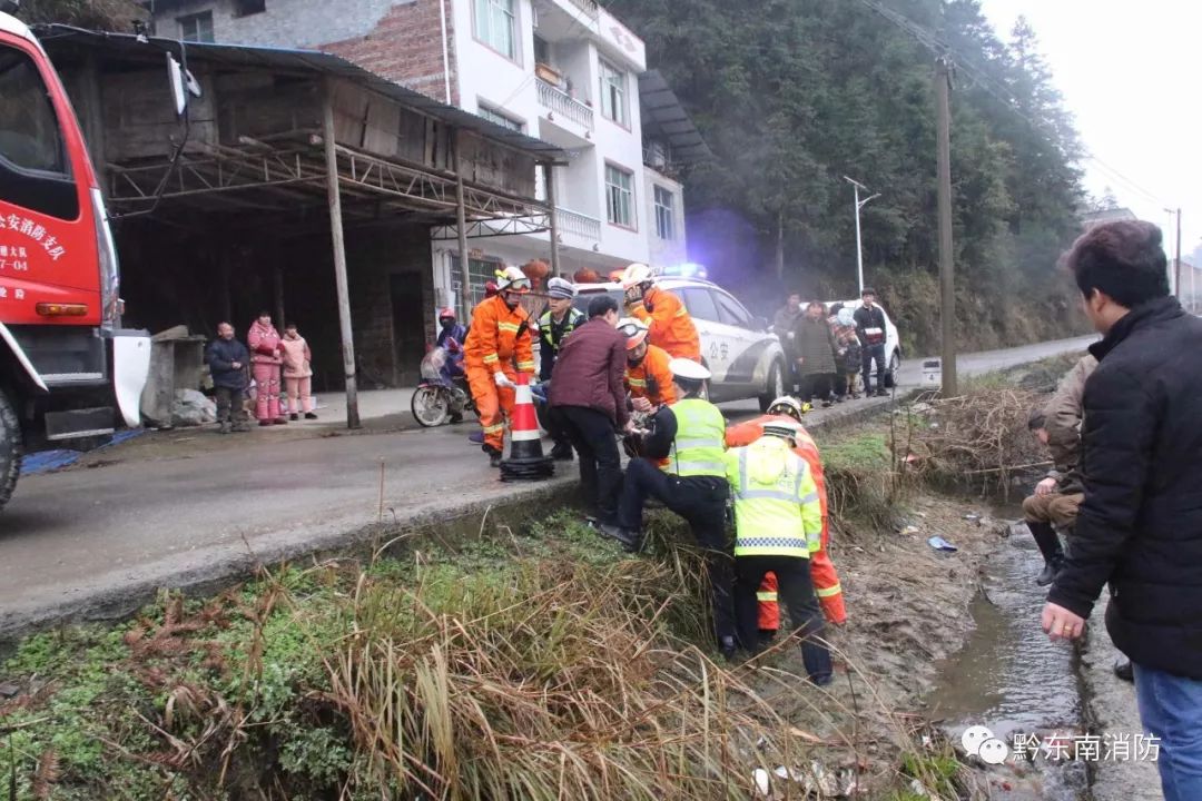 会车慌乱酿成车祸 贵州三穗消防成功处置