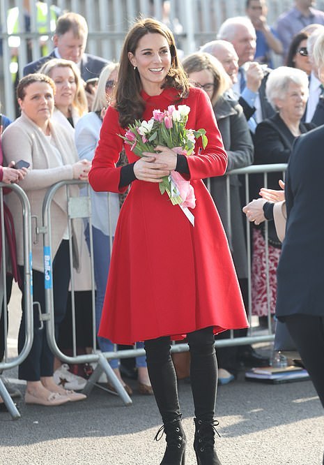原創
            凱特王妃3穿這件1萬塊的娃娃領紅大衣，換雙鞋換個髮型又有了新意 時尚 第2張