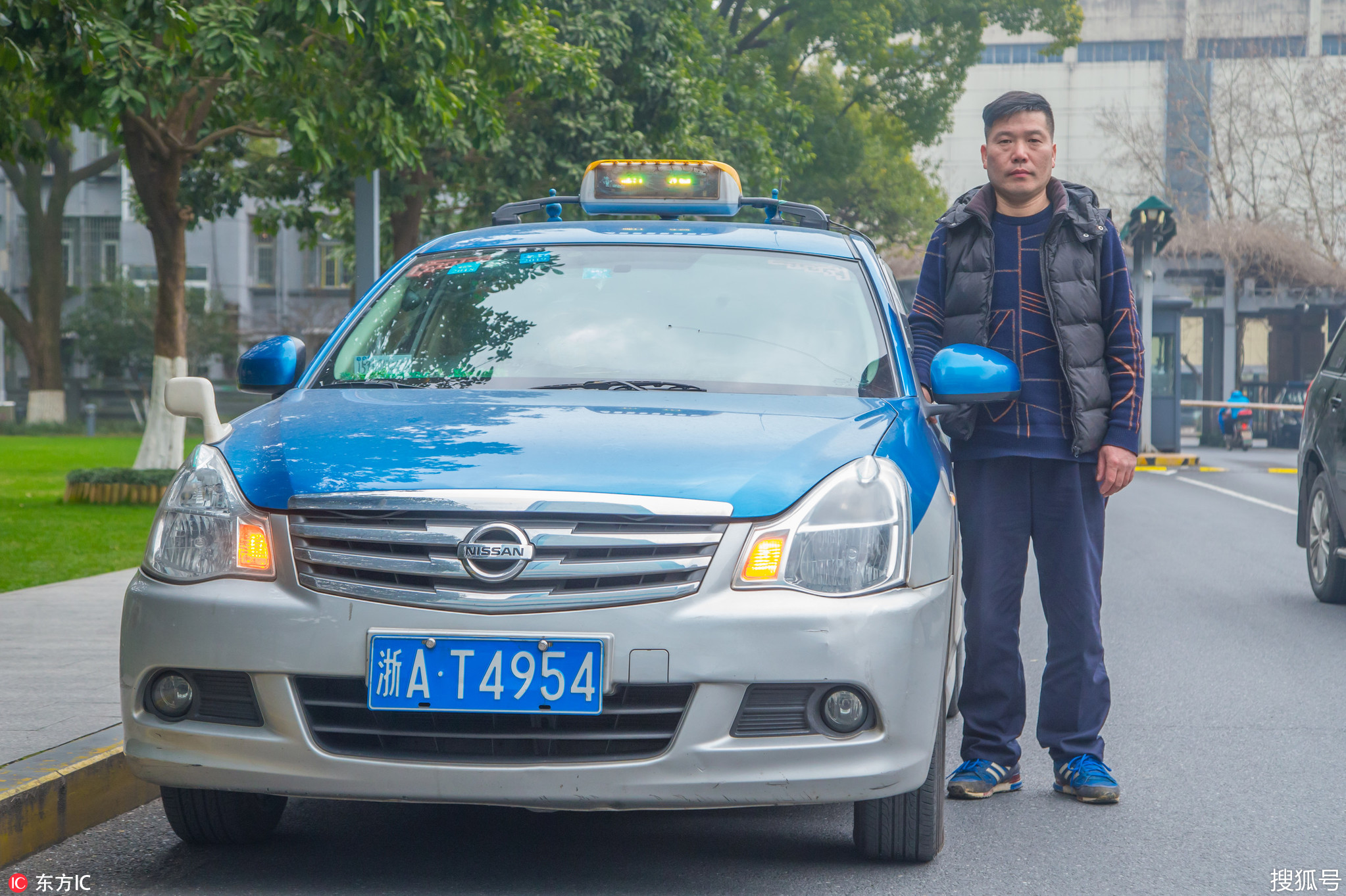 杭州的哥硬核改装出租车,中控养鱼,还能唱k