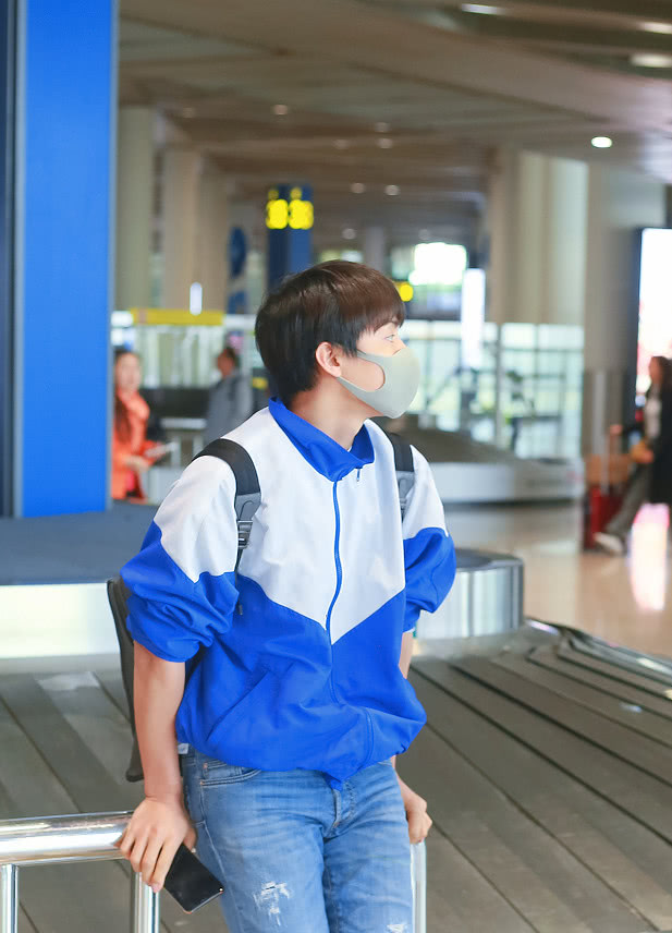 馬天宇身穿藍白色運動外套似「校服」現身 打扮運動時尚陽光帥氣 娛樂 第2張