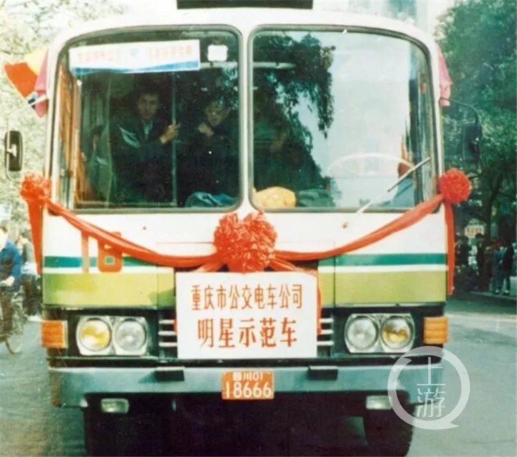 上世纪60年代,重庆公交出现了气包天然气客车