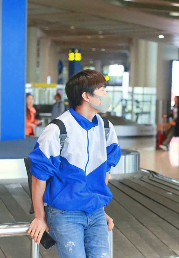 馬天宇身穿藍白色運動外套似「校服」現身 打扮運動時尚陽光帥氣 娛樂 第4張