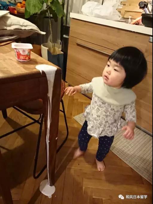 奶制品摧毀者！日本三歲小孩總能讓牛奶灑一地…… 搞笑 第6張
