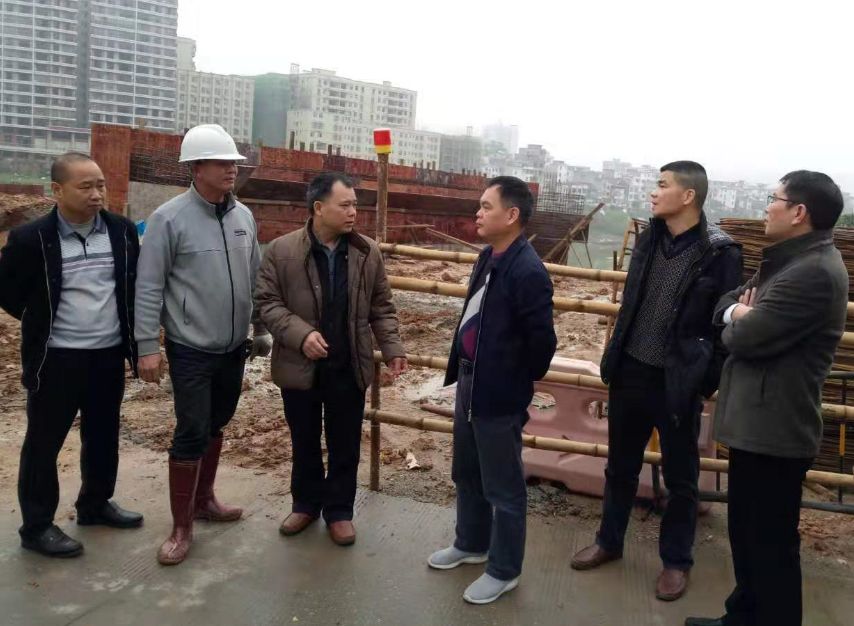 调研组一行在郁南县公路局六楼会议室组织召开专题会议.