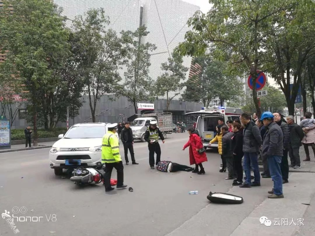 突发!云阳一小车撞倒电瓶车,一名女子躺在马路中央