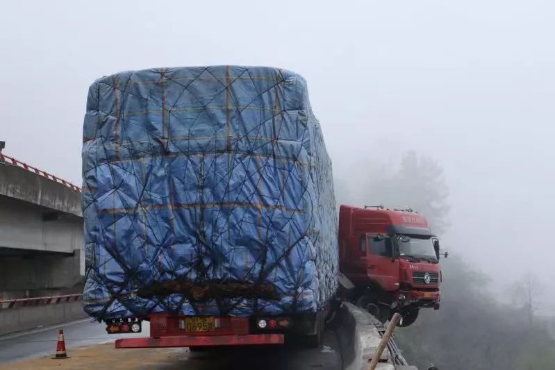 视频:蓉遵高速上挂车冲出护栏车头悬空,桥下还是居民区