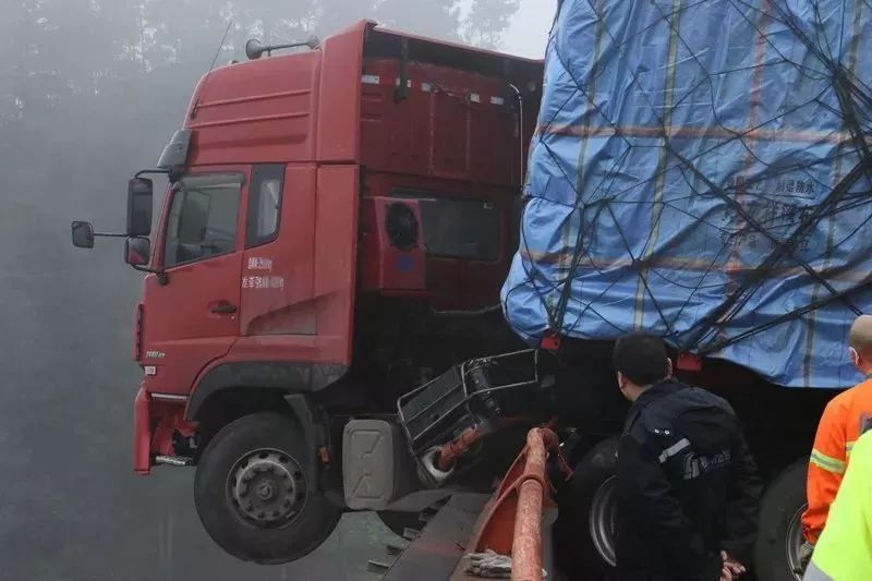 视频:蓉遵高速上挂车冲出护栏车头悬空,桥下还是居民区