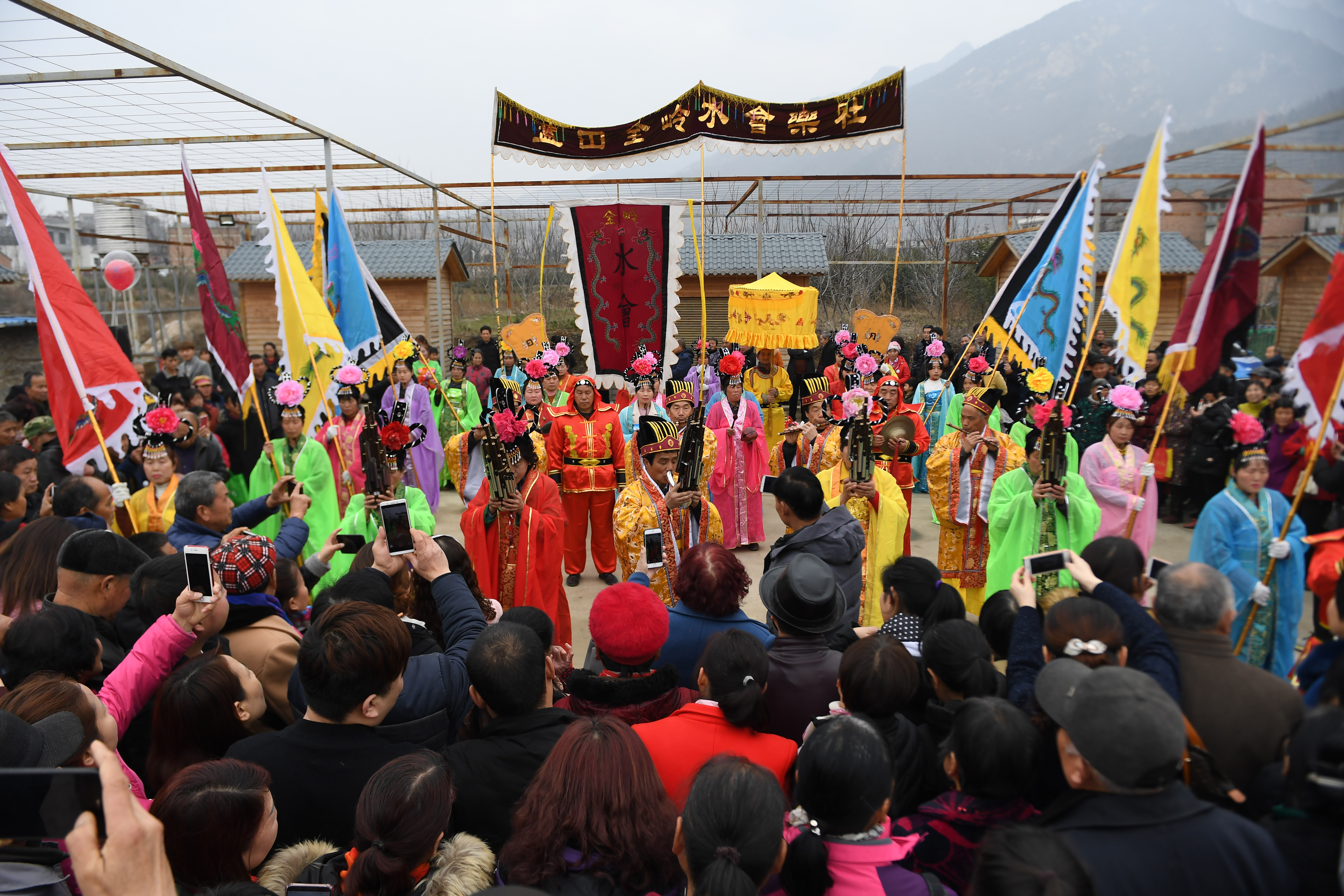 2月28日,民间艺人在陕西蓝田水陆庵古庙会上表演国家级非遗项目