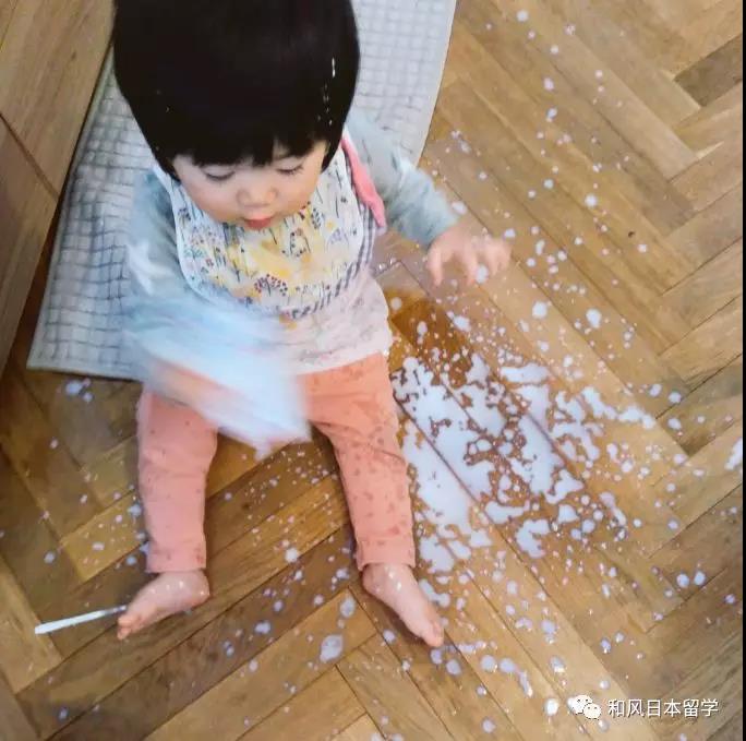 奶制品摧毀者！日本三歲小孩總能讓牛奶灑一地…… 搞笑 第5張