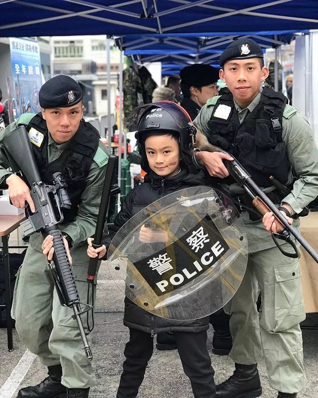 凭什么香港警察这么惹全国人民喜欢