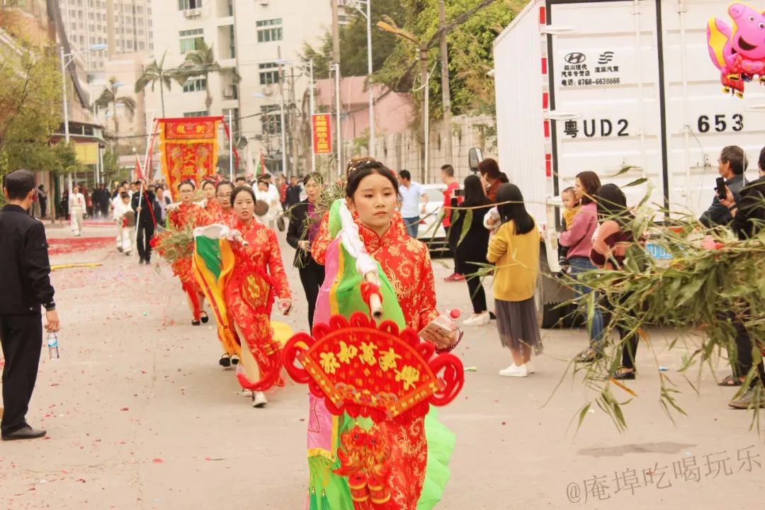 庵埠刘陇迎神现场视频 图片,英歌舞狮美女营标!