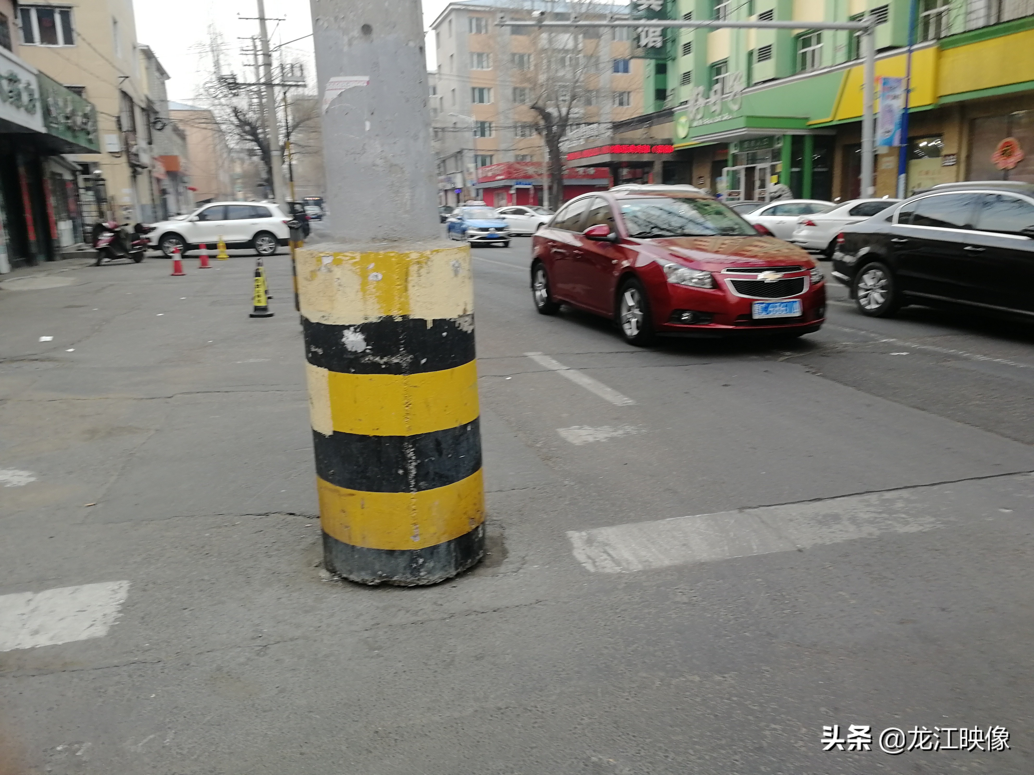 这电线杆为啥不往边上挪几米,非得占在机动车道上,使得道路受阻