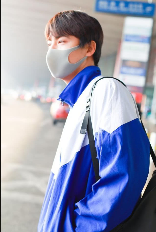 馬天宇身穿藍白色運動外套似「校服」現身 打扮運動時尚陽光帥氣 娛樂 第9張