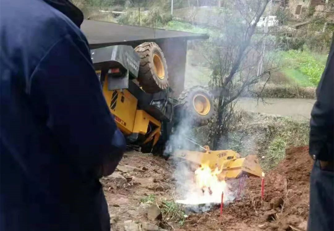 赣县一铲车翻车,驾驶员当场死亡,留下四个小孩!