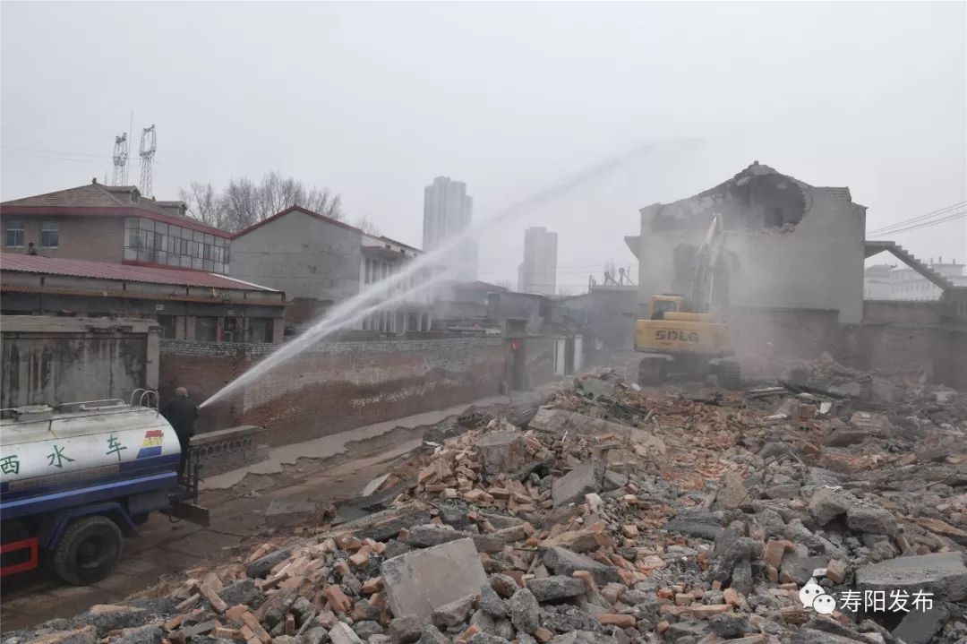 全力推进恒阳路受川路已补偿腾空房屋拆除工作正在进行时