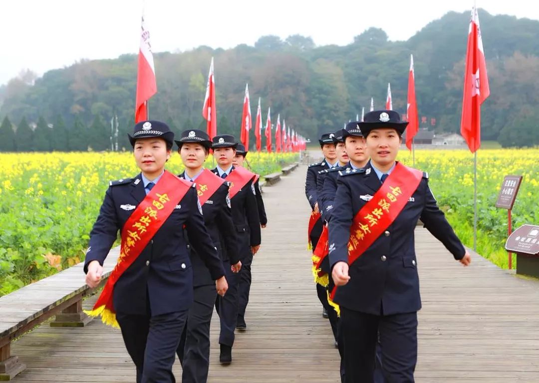 上杭县公安局古田派出所女警巡逻服务队共有10人,全部为女职工,平均