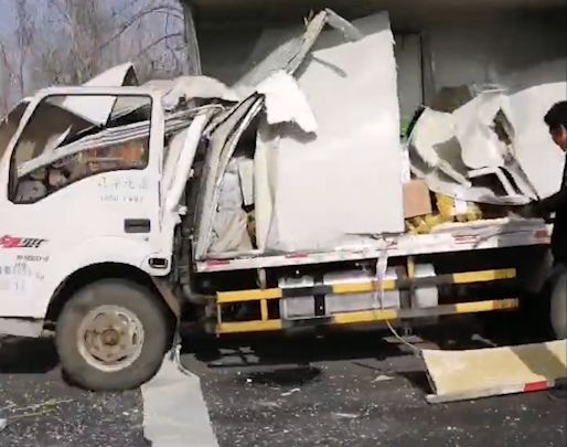 101线省道交通事故,厢货车从侧面被撕开.