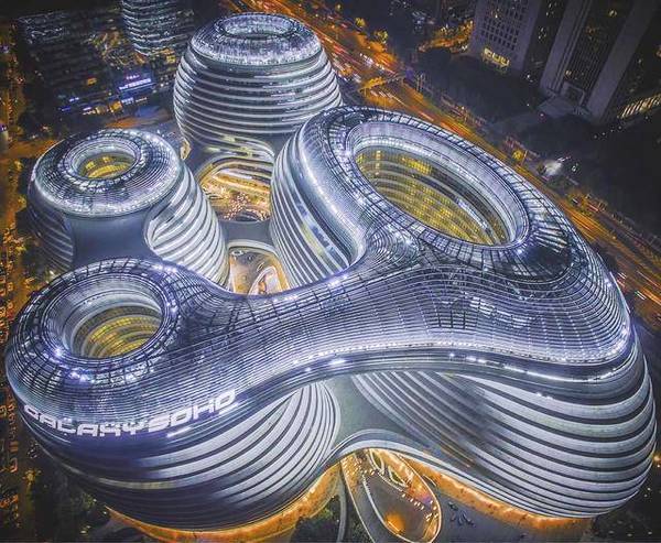 北京银河soho建筑群,它的设计主题离不开中国的院落思想,错落有致的