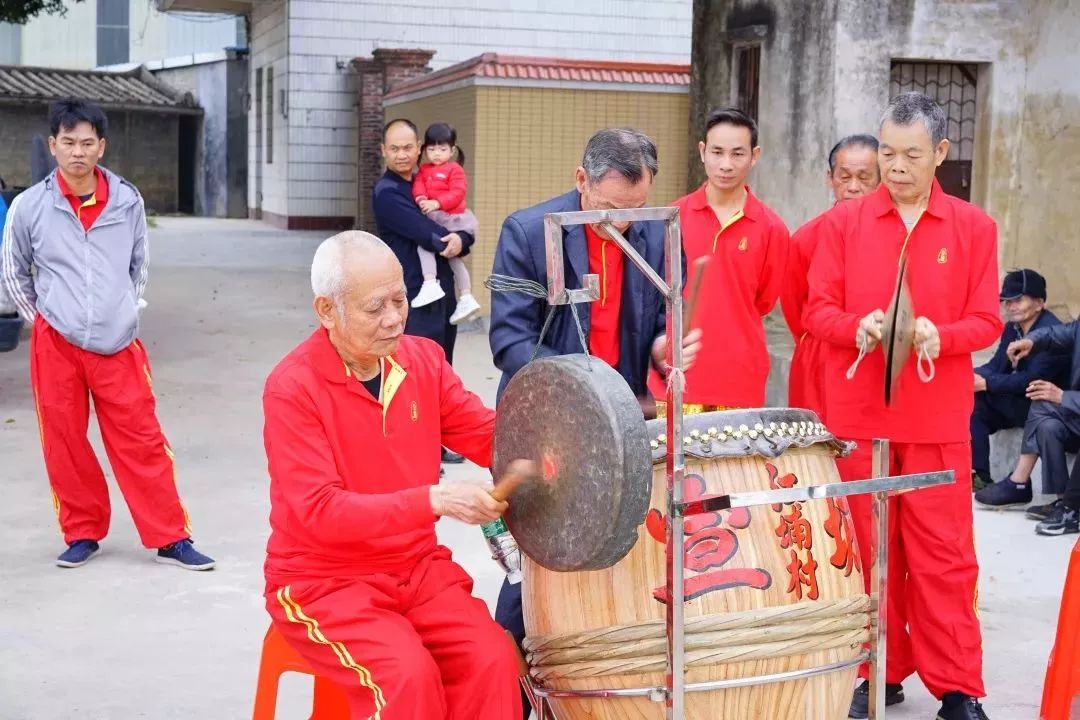 活动开始,先出场的是醒狮,村中有威望的长者为醒狮点睛,洁身,醒狮高升