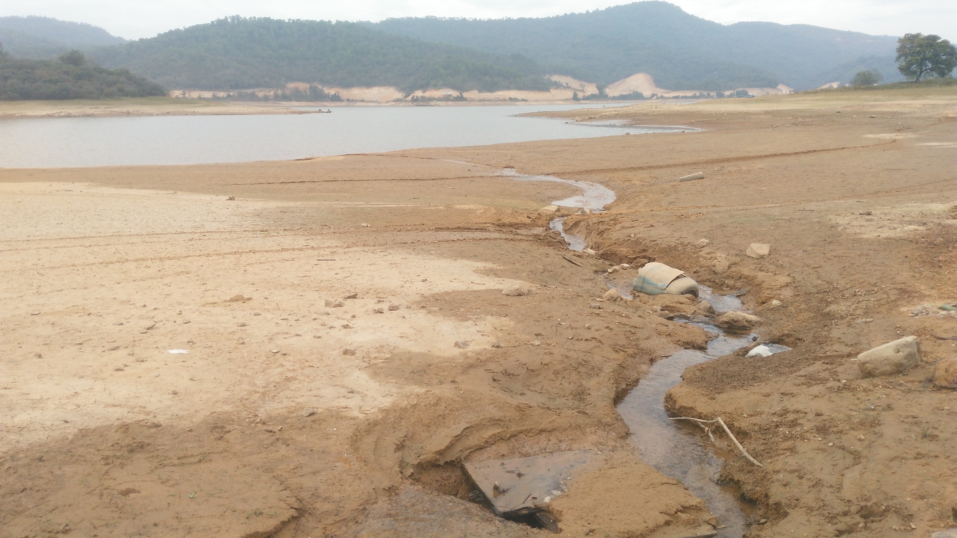 来到惠州观洞水库在靠近水边的沙泥地上实拍这里的风光好美