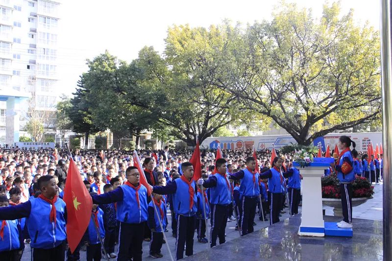西昌市第二小学,在全校老师郑重的宣誓声中开始新学年的天,老师们