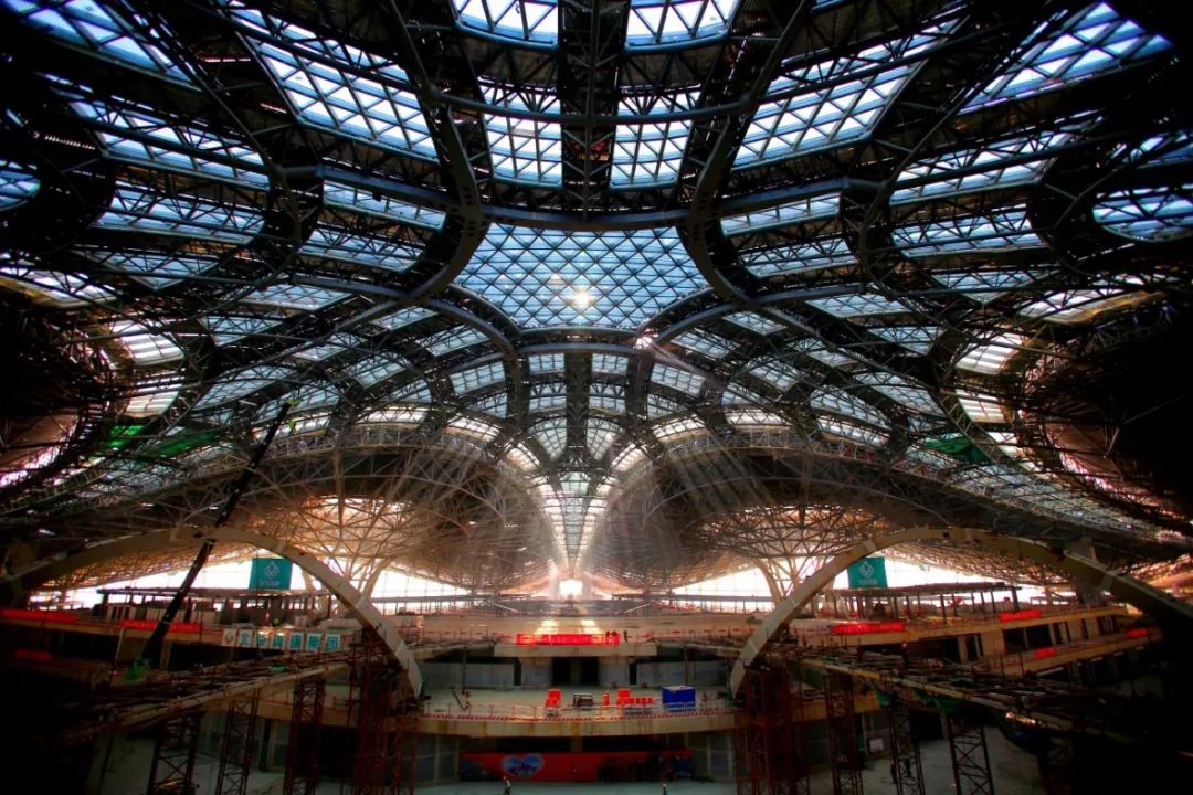 北京大兴国际机场主航站楼钢屋面提升到位后的场景 北京大兴国际机场