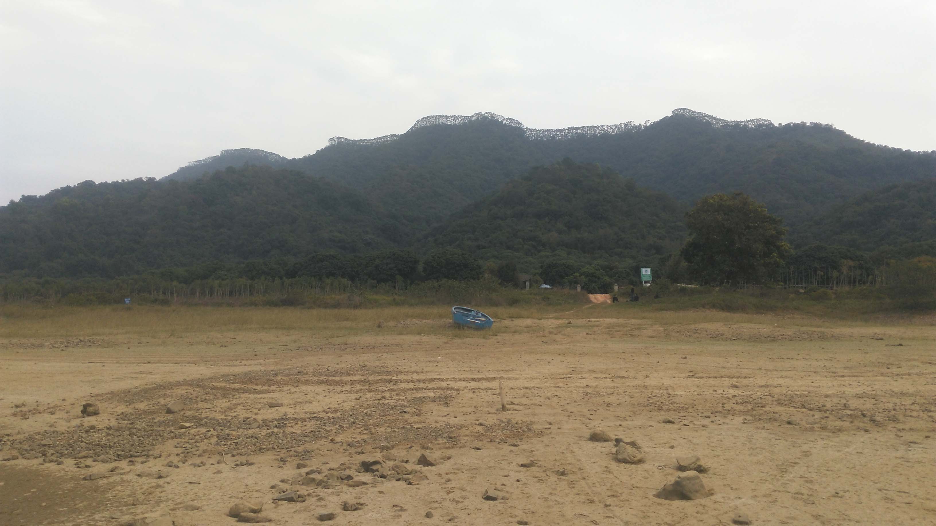 来到惠州观洞水库在靠近水边的沙泥地上实拍这里的风光好美